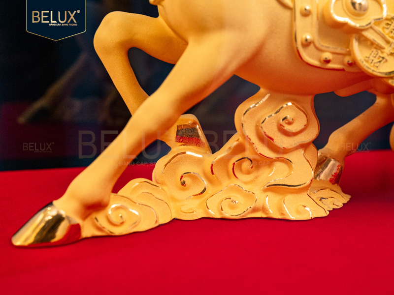 Tượng Ngựa Kéo Củ Cải dát vàng cát&nbsp;30.5x6.3x15cm